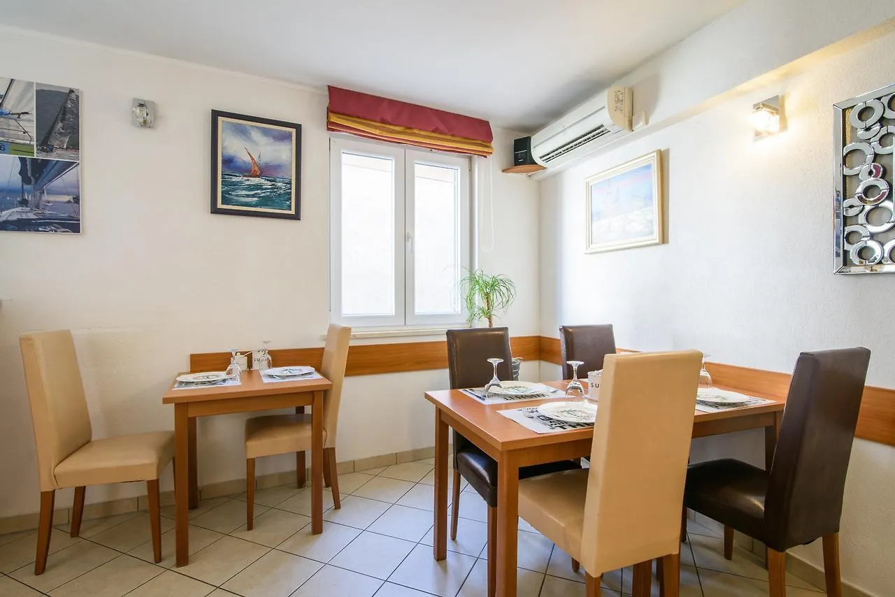 Villa Jidro Trogir 3*,